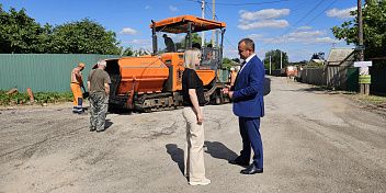 Мария Аплеталина ознакомилась с ходом дорожных работ на улице Озерной