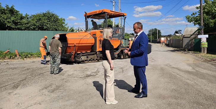 Мария Аплеталина ознакомилась с ходом дорожных работ на улице Озерной