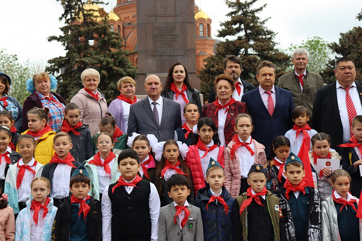 Депутаты фракции КПРФ Волгоградской областной Думы провели праздничные мероприятия в честь 100-летия пионерии