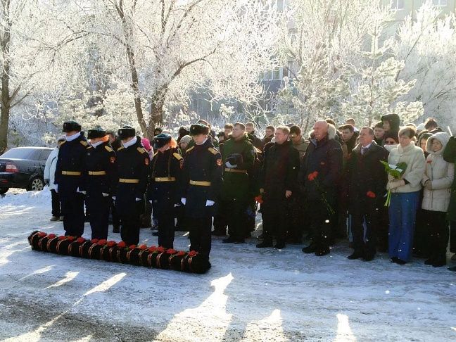 В Камышине прошла торжественно-траурная церемония возложения цветов и венков в День защитника Отечества