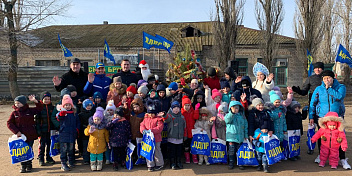 Новогоднюю ёлку для маленьких жителей поселка имени  Гули Королевой организовали депутаты от ЛДПР 