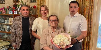 Руслан Шарифов поздравил жительницу Волгограда с вековым юбилеем