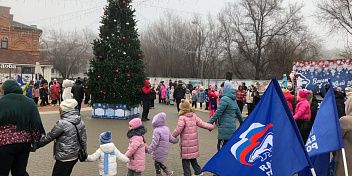 «Вместе в новый год»: Партийцы организовали новогодний праздник для юных жителей Дубовки