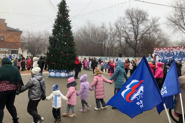 «Вместе в новый год»: Партийцы организовали новогодний праздник для юных жителей Дубовки