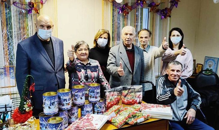 Алексей Буров посетил Ергенинский дом-интернат для престарелых и инвалидов
