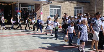 Александр Блошкин поздравил с Днем знаний учащихся Гришинской школы Киквидзенского района