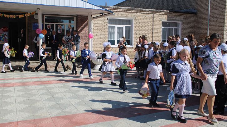 Александр Блошкин поздравил с Днем знаний учащихся Гришинской школы Киквидзенского района