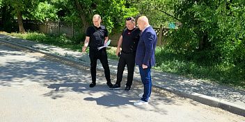 Олег Дмитриев проверил качество дорожного покрытия в Тракторозаводском районе