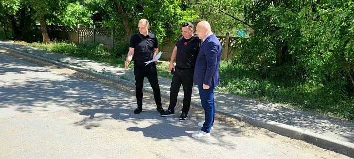 Олег Дмитриев проверил качество дорожного покрытия в Тракторозаводском районе