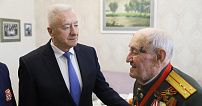 От имени Президента России Владимира Путина 100-летнему ветерану войны Евгению Рогову вручили медаль в честь 80-летия Победы