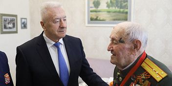 От имени Президента России Владимира Путина 100-летнему ветерану войны Евгению Рогову вручили медаль в честь 80-летия Победы
