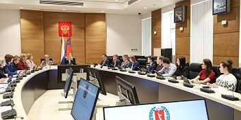 Парламентский комитет обсудил ход реализации и задачи нацпроекта «Молодежь и дети»