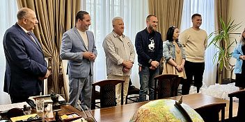 Депутаты ЛДПР в Волгограде поздравили сотрудников музея с праздником 