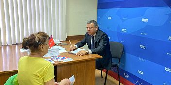 Руслан Шарифов провел прием граждан по вопросам защиты прав в трудовой сфере