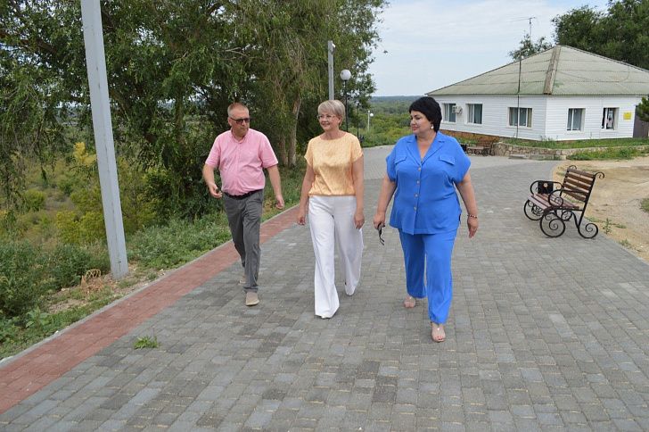 В Серафимовиче поэтапно благоустраивается городская набережная