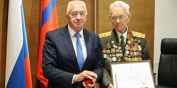Заслуженному фронтовику вручили награду Совета Федерации