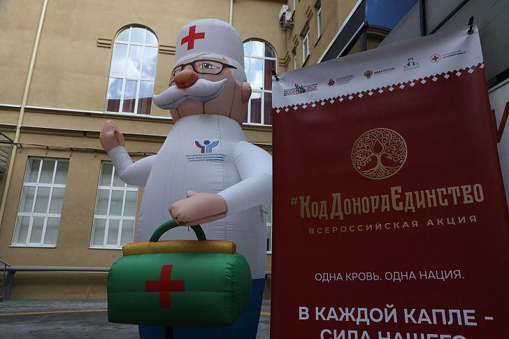 Губернатор Андрей Бочаров вместе со студентами ВолгГМУ принял участие в донорской акции