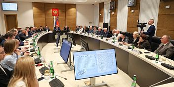 В облдуме прошел круглый стол «80-летие Великой Победы: мы едины и непобедимы»