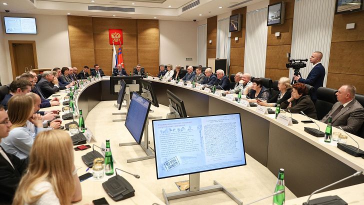 В облдуме прошел круглый стол «80-летие Великой Победы: мы едины и непобедимы»