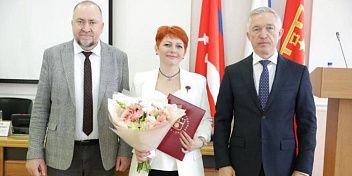Волгоградские партийцы отметили вклад волонтера, который участвовал в ликвидации последствий разлива нефтепродуктов в акватории Черного моря