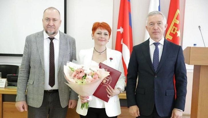Волгоградские партийцы отметили вклад волонтера, который участвовал в ликвидации последствий разлива нефтепродуктов в акватории Черного моря