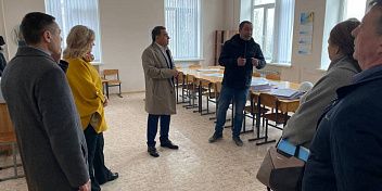 В Волгограде партийный десант провел мониторинг работ по капитальному ремонту школы № 93, который проводится в рамках народной программы партии