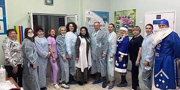 Маленьких пациентов поздравили с наступающим Новым годом