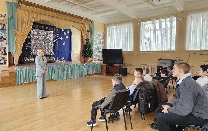 Депутат Мария Аплеталина поздравила с наступающим Новым годом детей из Волжского