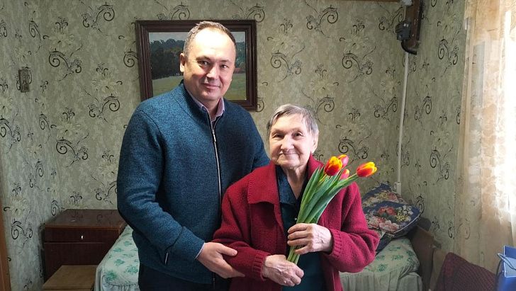 Депутат Волгоградской областной Думы Юрий Марамыгин поздравил жительниц Серафимовича с предстоящим Международным женским днем