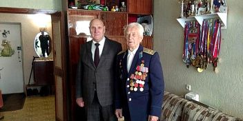 Алексей Буров поздравил ветеранов с юбилеем Сталинградской Победы