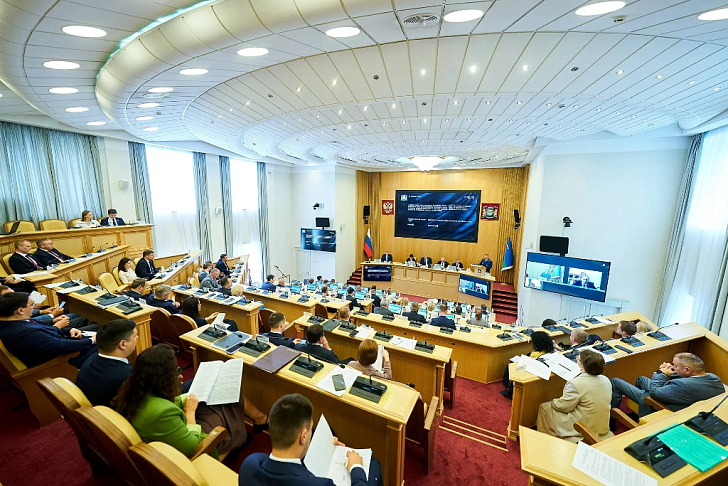 Председатель Молодежного парламента Волгоградской области Софья Снигирь приняла участие в заключительном заседании Думы Югры