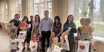 Евгений Кареликов поздравил ребят Православного Социального Центра ﻿с Международным днем защиты детей 
