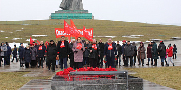 Депутаты-коммунисты областной Думы возложили цветы на Мамаевом кургане в честь 77-й годовщины победы в Сталинградской битве