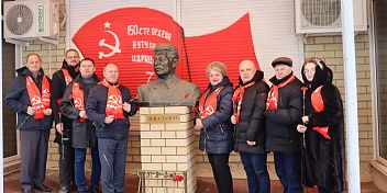 Сталинградские коммунисты почтили память И.В. Сталина 
