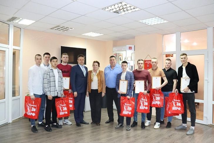 Депутаты-коммунисты поздравили игроков команды «Сталинград» с выходом в Высшую волейбольную Лигу