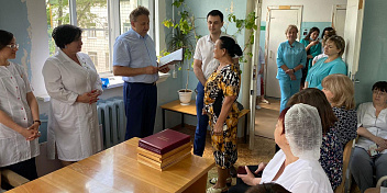 Валерий Могильный поздравил медиков Волгограда и Волжского с профессиональным праздником 