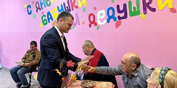 В канун Дня пожилых людей  Евгений  Кареликов посетил социальные учреждения города Волгограда