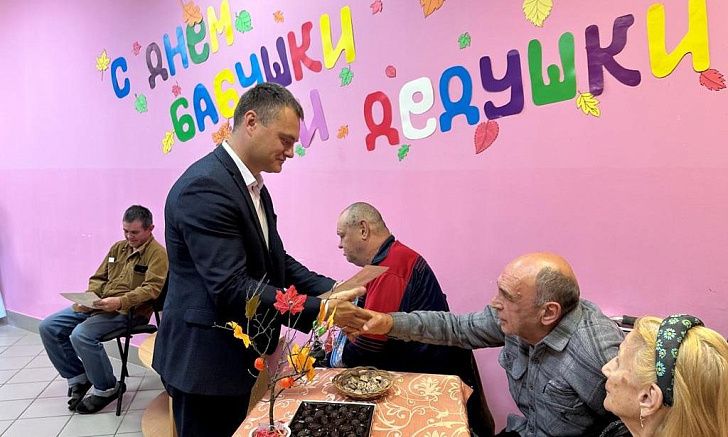 В канун Дня пожилых людей  Евгений  Кареликов посетил социальные учреждения города Волгограда
