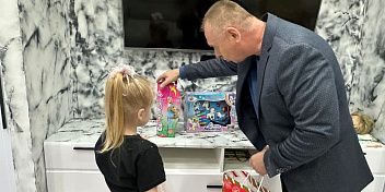 Дмитрий Григоров продолжает дарить радость и исполнять детские мечты в рамках благотворительной акции «Ёлка желаний»