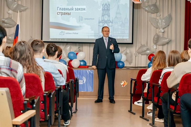 Дмитрий  Калашников провел урок «Разговоры о важном», посвященный 30-летию регионального парламента