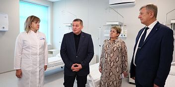 Андрей Бочаров и руководители областного здравоохранения посетили новую поликлинику в Светлоярском районе