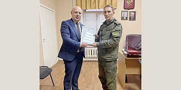 Олег Дмитриев поздравил военнослужащих с наступающим Новым годом