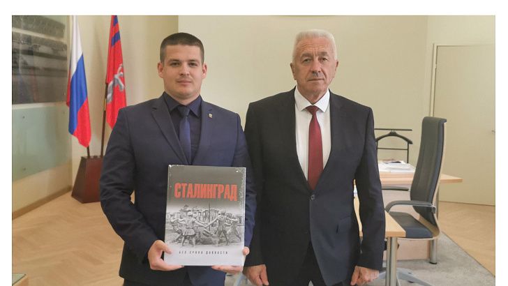 Александр Блошкин вручил книгу «Сталинград. Без срока давности» участнику СВО Александру Нелепину
