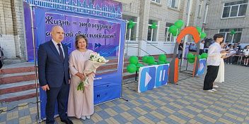 Депутат Олег Дмитриев поздравил выпускников  гимназии №16 с окончанием учебного года