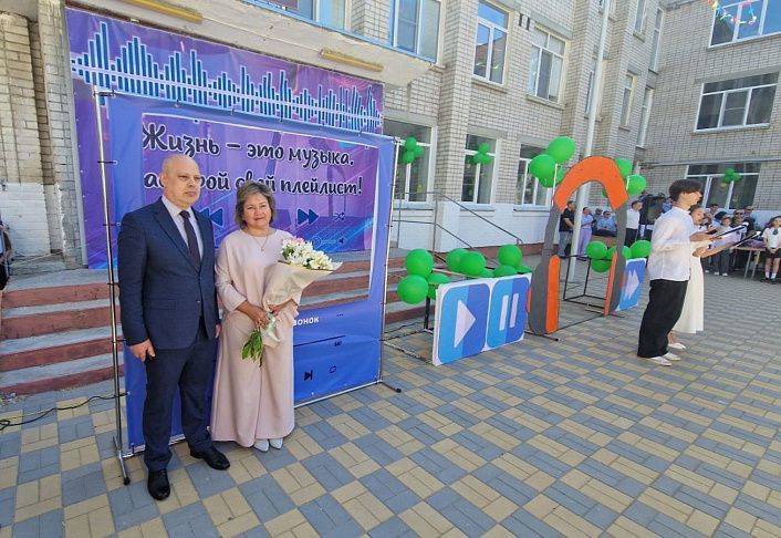 Депутат Олег Дмитриев поздравил выпускников  гимназии №16 с окончанием учебного года