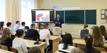 Владимир Ефимов рассказал учащимся о деятельности регионального парламента