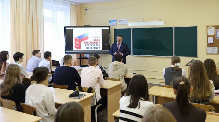 Владимир Ефимов рассказал учащимся о деятельности регионального парламента
