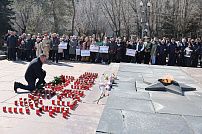 Депутаты Волгоградской областной Думы вместе с жителями почтили память погибших в «Крокус Сити Холле»