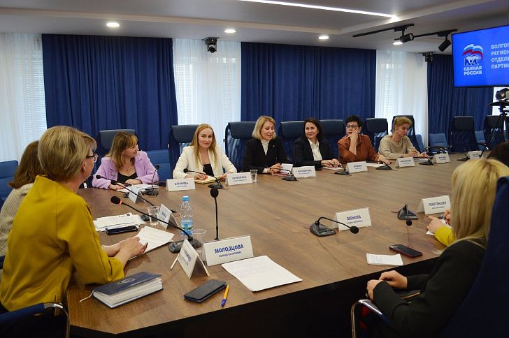 В рамках партпроекта «Женское движение Единой России» в Волгограде обсудили меры поддержки военнослужащих и их семей