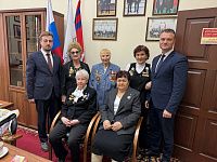 Евгений Кареликов поздравил женщин-ветеранов с праздником